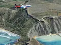 Samolot linii Malta Air przelatuje nad malowniczym wybrzeżem. Widok z lotu ptaka na maltańskie lotniska i krajobraz.