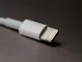 Biały kabel z końcówką jack to lightning, gotowy do podłączenia.