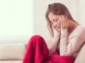 Kobieta z bólem głowy, być może doświadczająca ketoza skutki uboczne.