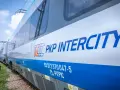 Nowoczesny pociąg PKP Intercity, być może relacji "Hańcza", gotowy do podróży.