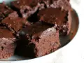 Saftige Buttermilch Brownies mit Schokoladenglasur auf einem Teller.