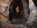 Antigua escalera de piedra que desciende hacia la oscuridad, parte de un misterioso embalse en Guadalajara.