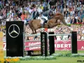 Un cavalier français saute un obstacle, dans le cadre du classement des meilleurs cavaliers français CSO.