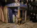 Im Inneren der Geburtsgrotte, wo ist Jesus geboren, stehen Priester und Nonnen in Andacht.