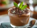 Délicieuse recette mousse au chocolat à l'ancienne, garnie de copeaux de chocolat et d'une touche de menthe fraîche. Un dessert onctueux et gourmand.