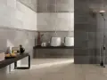 Bagno moderno con lavabi bianchi sospesi, ideale per chi cerca idee su come rivestire un bagno con stile e funzionalità.