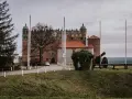Zamek Golub-Dobrzyń zaprasza na zwiedzanie. Potężna twierdza z armatą na dziedzińcu, otoczona zielenią i drzewami.