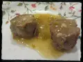 Dos trozos de solomillo al whisky en una salsa dorada, servidos en un plato con flores.