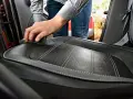 Hand reinigt Autositz aus Leder mit einem Tuch. Hausmittel für Leder reinigen sind eine gute Wahl.