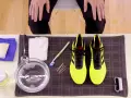 Kit per pulire le scarpe Adidas gialle: spazzolino, acqua saponata, panni e crema.