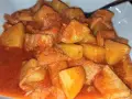 Un piatto fumante di trippa con patate, un classico della cucina italiana, condito con un sugo rosso saporito.