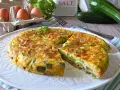 Una gustosa frittata di zucchine, dorata e soffice, con zucchine fresche, uova e basilico. Perfetta per un pasto leggero.