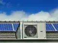 Panele fotowoltaiczne na dachu obok jednostki zewnętrznej pompy ciepła 8 kW. Idealne połączenie dla ekologicznego ogrzewania.