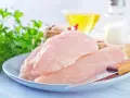 Surowe filety z kurczaka na talerzu, gotowe do przygotowania. Niska zawartość kcal sprawia, że to zdrowy wybór.