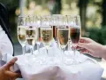 Taca z kieliszkami pełnymi musującego prosecco drink zamiast proseco. Idealny na toast!