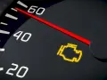 Spia gialla accesa sul cruscotto: un'anomalia motore da controllare subito.