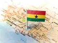 Flaga Ghany na mapie Afryki, wskazująca gdzie jest Ghana. Widoczne są też Wybrzeże Kości Słoniowej, Togo i Benin.