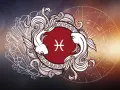 Znak zodiaku Ryby (od 19 lutego do 20 marca) symbolizowany przez dwie ryby w ozdobnej ramce, na tle koła zodiaku i kryształów.