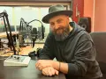 Łukasz Drapała w studio radiowym, gotowy na szalony bal dźwięków.