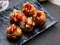 Pięć kawałków sushi w tempurze z łososiem i sosem, idealne na przekąskę.