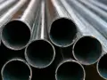 Tubos de acero galvanizado apilados. Aunque el acero galvanizado se oxida, su recubrimiento protector ayuda a prevenir la corrosión.
