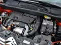 Silnik 1.6 HDI w samochodzie, widok komory silnika z turbosprężarką i przewodami.