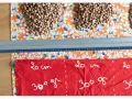 Préparation d'une bouillotte aux noyaux de cerise. Quel tissu choisir ? Ici, un coton imprimé et un tissu rouge marqué pour la découpe.