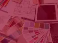 Materiały do projektowania wnętrz: plany, próbki tkanin, palety kolorów, tablet. Idealne dla przyszłych studentów architektury wnętrz, którzy zastanawiają się, co zdawać na maturze.