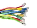 En bunt färgglada nätverkskablar, var och en 5 meter lång, med RJ45-kontakter.