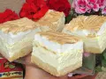 Pyszny sernik z rosą, który zawsze wychodzi. Kawałki ciasta z puszystą pianką i kremowym nadzieniem, ozdobione kwiatami.