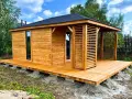 Drewniany domek narzędziowy na tarasie, stabilnie osadzony na bloczkach betonowych. Idealny fundament dla Twojego ogrodu.