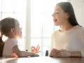 Mama uczy córkę mówić, a dziecko zaczyna rozumieć co się do niego mówi.
