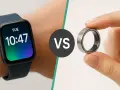 Eine Smartwatch am Handgelenk zeigt die Uhrzeit. Daneben hält eine Hand einen smarten Ring. Was ist eine Smartwatch?