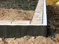 Jak wykonać izolację poziomą fundamentów, aby uniknąć wilgoci i kosztów