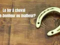 Un fer à cheval à l'envers, symbole de chance ou de malchance, repose sur un fond en bois.