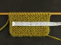 Mät stickfastheten på din stickning. Måttbandet visar hur många maskor som går på 10 cm. Att byta stickor kan påverka stickfastheten.