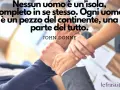 Mani unite in un gesto di collaborazione, con la citazione "Nessun uomo è un'isola..." che ispira frasi motivazionali lavoro di squadra.