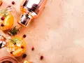 Zwei erfrischende Cocktails mit Orange, Beeren und Rosmarin, dazu ein Shaker. Wer denkt bei diesem Anblick an Wodka Kalorien?
