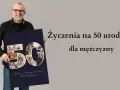 Uśmiechnięty mężczyzna prezentuje plakat z napisem "Życzenia na 50 urodziny dla mężczyzny" i kolażem zdjęć rodzinnych w kształcie cyfry 50.