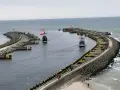 Dwa statki pirackie wypływają z portu w Kołobrzegu, kierując się w stronę Bornholmu.