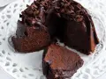 Puszysta babka z mascarpone i kakao, oblana czekoladą i posypana wiórkami. Idealna na deser.