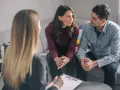 Un couple discute avec un psychiatre lors d'une séance de thérapie de couple.