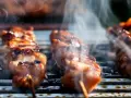 Soczyste yakitori na grillu, dymiące i apetycznie przypieczone.