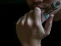 Persona vapeando, disfrutando de los mejores sabores vaper.