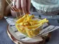 Chrupiące frytki z frytkownicy, idealne do szybkich przekąsek. Szukasz inspiracji? Sprawdź nasze airfryer przepisy po polsku!