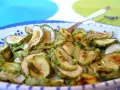 Zucchine in carpione, affettate e condite, pronte per essere gustate.