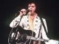 Elvis Presley singt mit Gitarre, trotz seiner bekannten elvis presley krankheit.