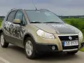 Złoty Fiat Sedici FreestyleTeam w ruchu. Wiele osób szuka opinii o tym modelu.