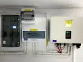 Instalacja fotowoltaiczna z falownikiem Sunways i rozdzielnicami. To serce systemu, które pokazuje, co to jest magazyn energii i jak działa.