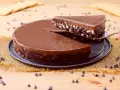 Una fetta di golosa torta fredda senza cottura al cioccolato, con biscotti e nocciole, viene servita.